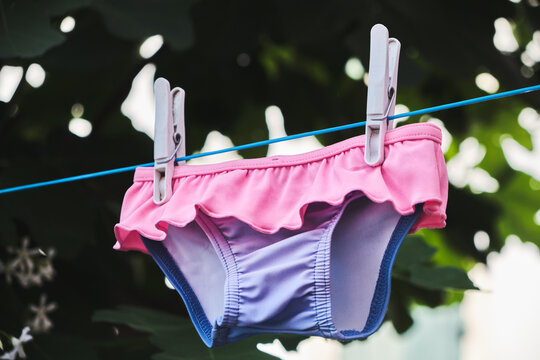 Maillot de bain enfant en train de s&eacute;cher sur une corde &agrave; linge. 