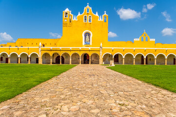 The San Antonio franciscan monastery at the yellow city of Izamal in Yucatan - 524366098