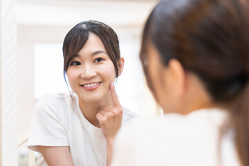 鏡を見る女性　笑顔