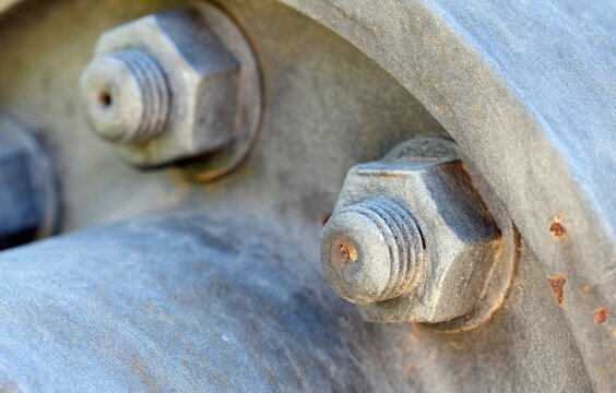 Detalle de un tornillo de una brida de acero puesta en una tuber&iacute;a