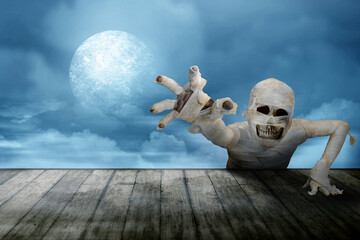 Obraz premium Mummy with skull head crawling