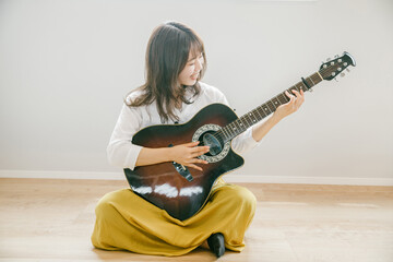 女性がアコースティックギターを持っている 　woman acoustic guitar
