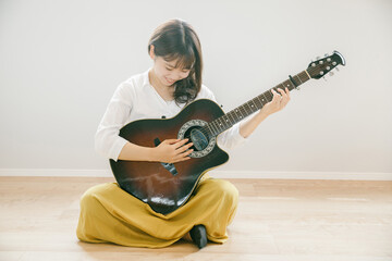 女性がアコースティックギターを持っている 　woman acoustic guitar