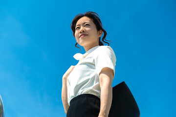 暑い夏にも負けず営業に回る女性社員