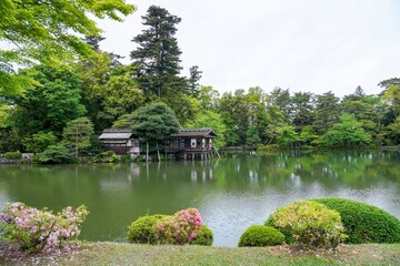 静寂に包まれた春の日本庭園の古い茶室の情景＠兼六園、石川