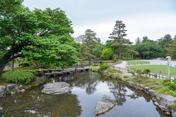 Fototapeta na wymiar 新緑に囲まれた春の兼六園の情景＠石川