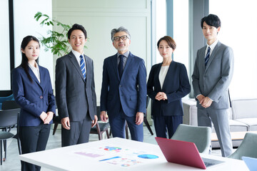 オフィスでリラックスするビジネスパーソンのポートレート