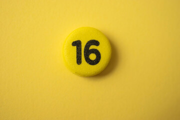 numero 16  en un fondo amarillo