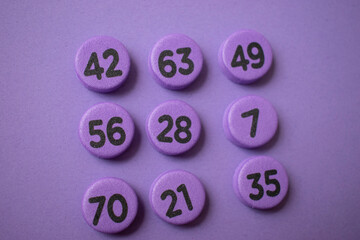 grupo de diferentes numeros color lila en un fondo lila