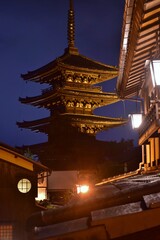 京都の夜景　八坂の塔