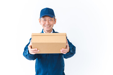 笑顔で配達をする高齢の男性
