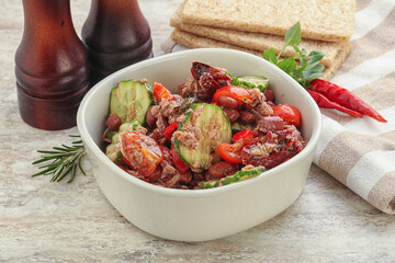 Tuna salad with bean and tomato