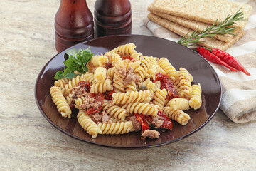 Pasta with tuna and tomato