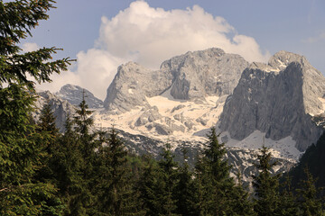 Dachsteingipfel im Fokus; Blick aus dem Gosautal, Hoher Dachstein, Mitterspitz und Torstein