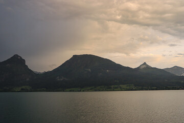 Fototapeta na wymiar Abendstimmung am Wolfgangsee; Blick von St. Wolfgang über den See auf Sparber, Bleckwand und Wieslerhorn