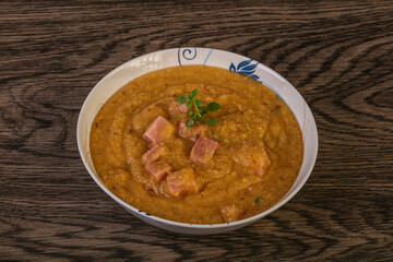 Peas cream soup with smoked ribs