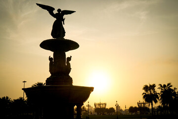 Fototapeta premium statue of a person at sunset