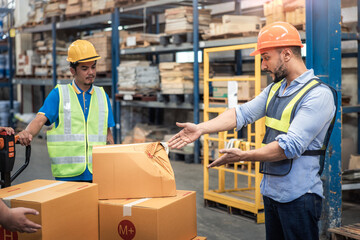 Supervisor, manager or boss to angry, scold or mad to worker, employee inside distribution warehouse about bad, damage, broken or dented of cardboard box package. May called carton, parcel, cargo.
 - obrazy, fototapety, plakaty