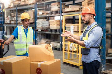 Supervisor, manager or boss to angry, scold or mad to worker, employee inside distribution warehouse about bad, damage, broken or dented of cardboard box package. May called carton, parcel, cargo.
 - obrazy, fototapety, plakaty