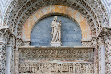 Obraz premium Decorative portal above the main entrance to Pisa Baptistery of St. John on Piazza del Duomo, Pisa, Italy.