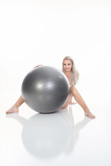 Sexy blondes Model nackt mit großen Ball Porträt