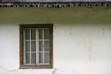 Fassade mit altertümlichem defektem Fenster 