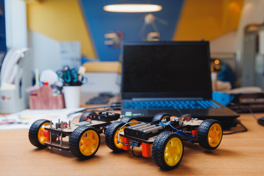 Workplace for teaching children of programmers and engineers to design machines under control of artificial intelligence