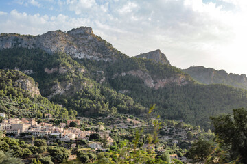 Fototapeta na wymiar village of deya in mallorca between mountains