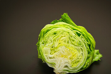 新鮮な丸ごとのレタスを半分にカットして、断面をアップで撮った