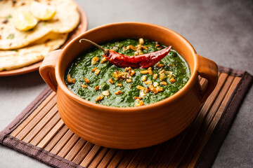 lasooni palak recipe or dhaba style garlic spinach curry, Indian main course served with naan