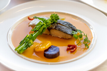 レストランの一品料理（魚と野菜）