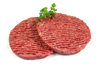 steak haché cru en gros plan isolé sur un fond blanc