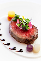 レストランの一品料理（牛ステーキ）