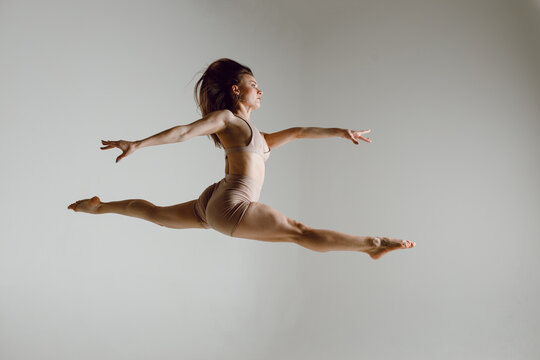 Young woman dancer dancing high heels dance jumping leg-split