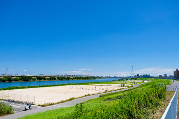 令和４年８月　荒川と堤防