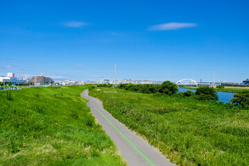 令和４年８月　荒川と堤防