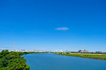 Fototapeta premium 令和４年８月 荒川と堤防