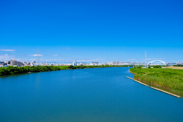 令和４年８月　荒川と堤防
