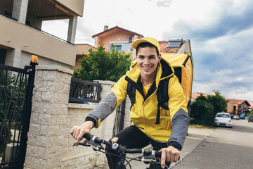 Male courier with bicycle delivering packages - obrazy, fototapety, plakaty