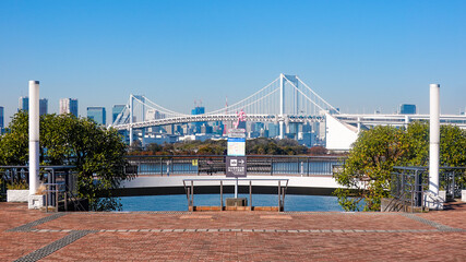 お台場から東京湾を跨ぐレインボーブリッジ