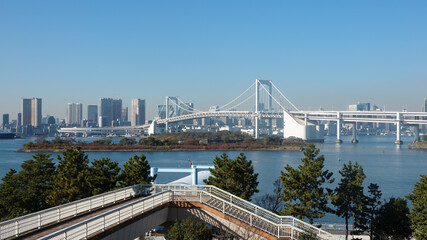 お台場から東京湾を跨ぐレインボーブリッジ