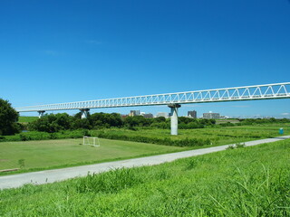 真夏の土手から見るガス導管のある江戸川河川敷風景
