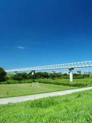 真夏の土手から見るガス導管のある江戸川河川敷風景