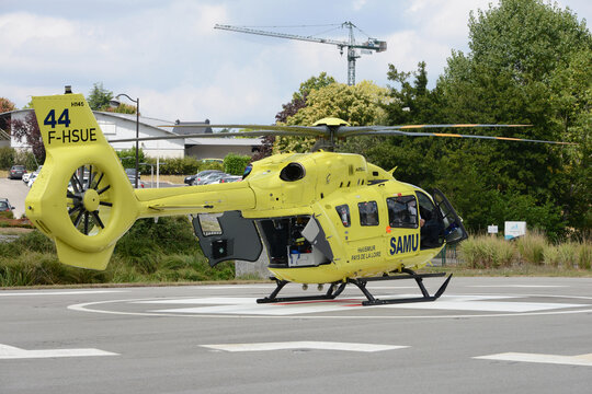 Vannes, France, 18 août 2022 : Hélicoptère du Samu des Pays de la Loire sur l'héliport du centre hospitalier Bretagne Atlantique de Vannes