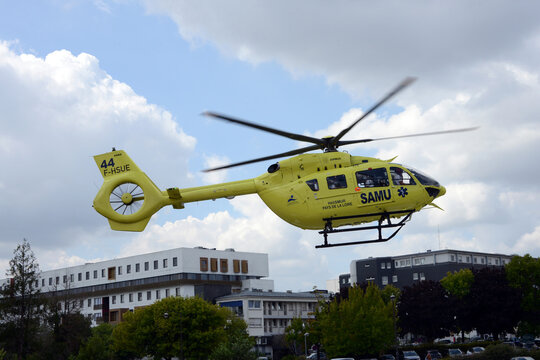 Vannes, France, 18 août 2022 : Hélicoptère du Samu des Pays de la Loire décollant de l'héliport du centre hospitalier Bretagne Atlantique de Vannes