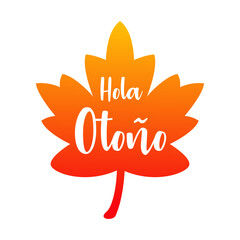 Logotipo con texto manuscrito Hola Otoño en español con silueta de hoja de arce en color anaranjado © teracreonte