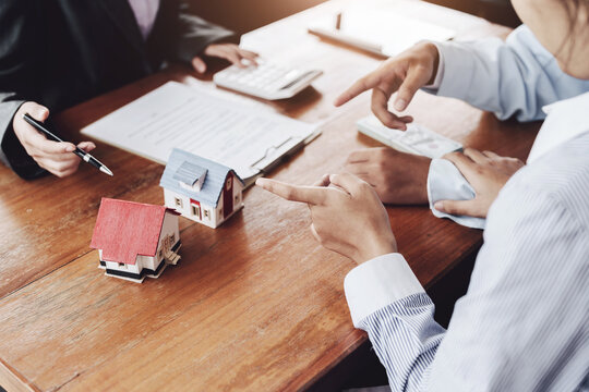 A couple is discussing to a real estate agent to buy a house