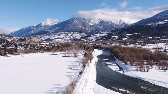 Embrun - Hautes-Alpes- Provence Alpes C&ocirc;te d'Azur - France - Hiver - Neige - La Durance - Drone