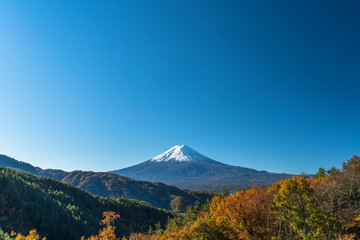 富士山と紅葉した御坂山系の山々【山梨県・南都留郡・富士河口湖町】
Mt.Fuji and autumn colored mountains - Yamanashi, Japan