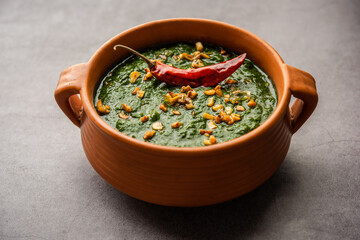 lasooni palak recipe or dhaba style garlic spinach curry, Indian main course served with naan